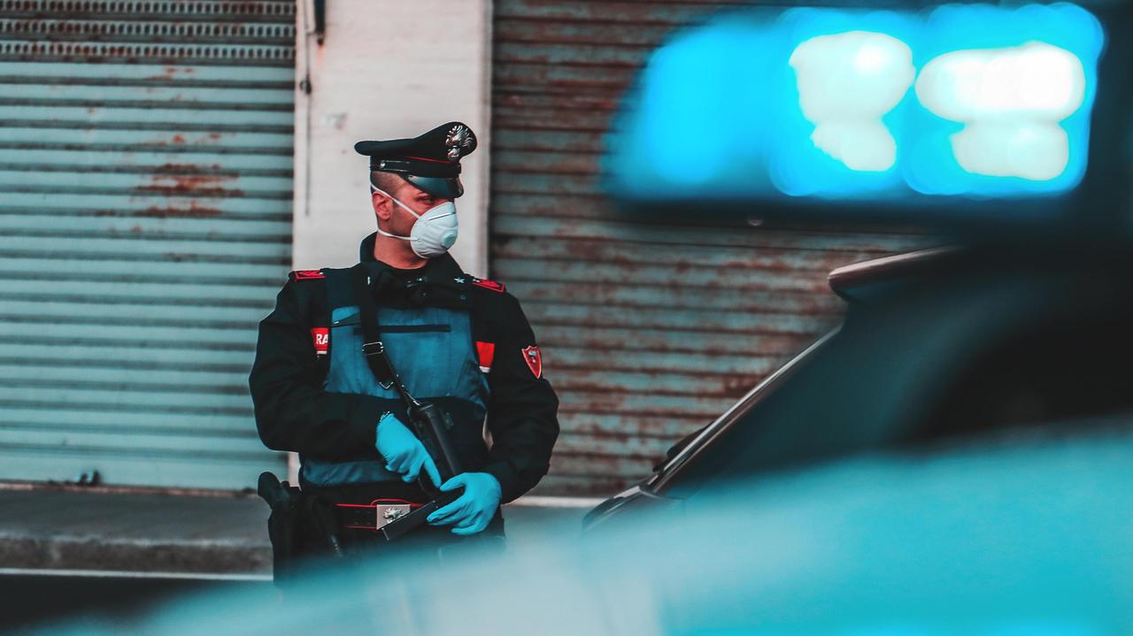 Controlli dei carabinieri a Livorno (foto Marzi)