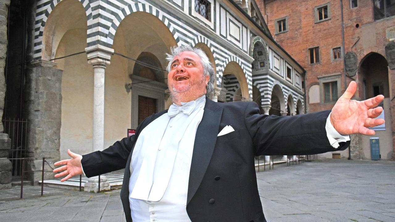 Il tenore Luca Pacini durante la sua esibizione in una piazza del Duomo deserta (Foto Lorenzo Gori)
