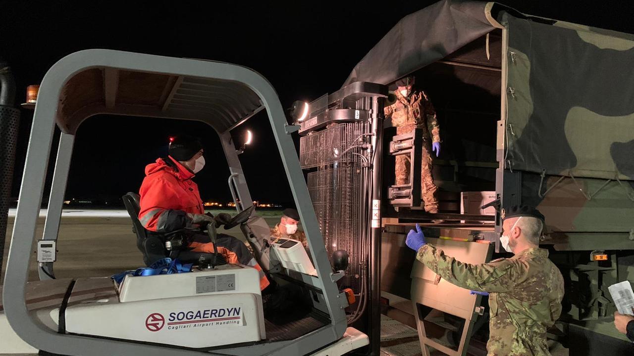 Coronavirus, volo militare per portare in Sardegna un ingente carico di mascherine