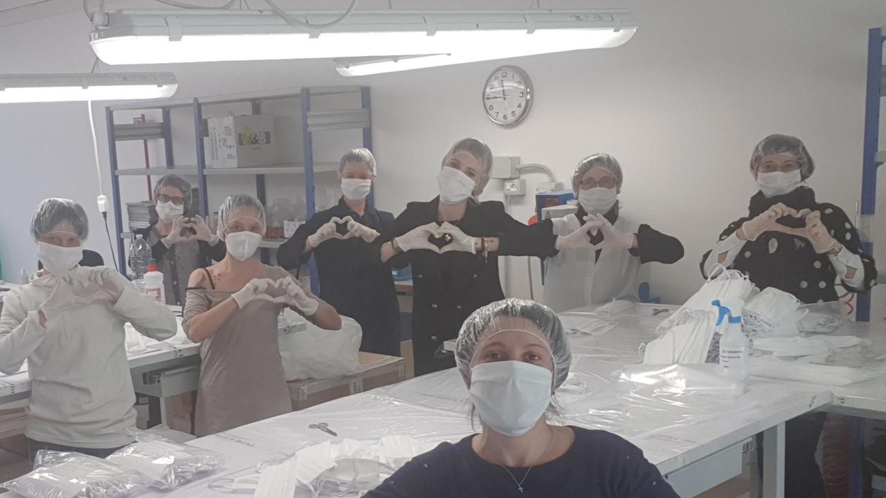 Nella foto le lavoratrici della ditta Petri & Lombardi di Bientina, che da decenni rappresenta un’eccellenza del territorio