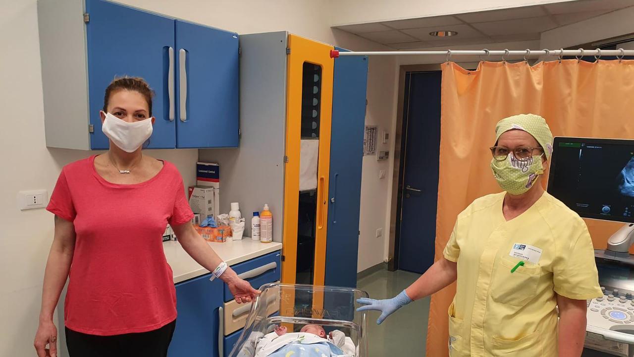 Una delle neo-mamme con l'ostetrica del San Jacopo (a destra)