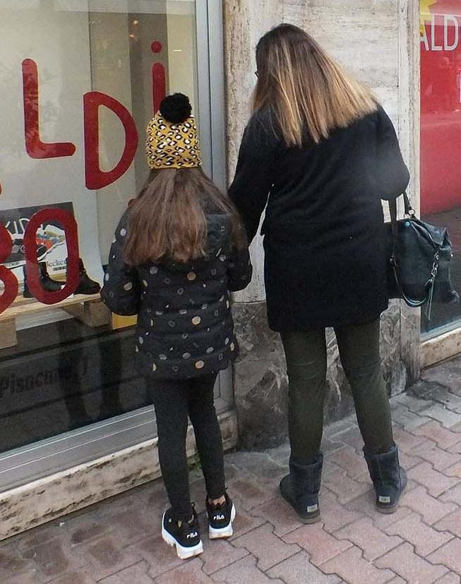 Coronavirus e commercio: mamma può comprare la tutina ma per le scarpine sorge il dubbio 