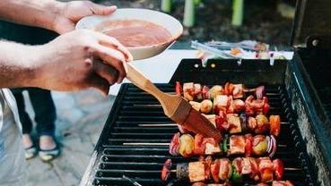 Organizza un banchetto in garage e minaccia la vicina: denunciato