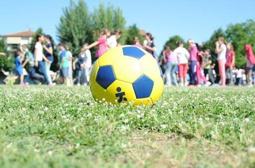 Giocano a pallone ai giardini, fuggi fuggi all'arrivo della polizia