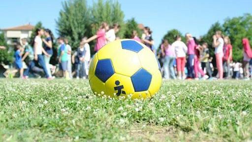 Giocano a pallone ai giardini, fuggi fuggi all'arrivo della polizia
