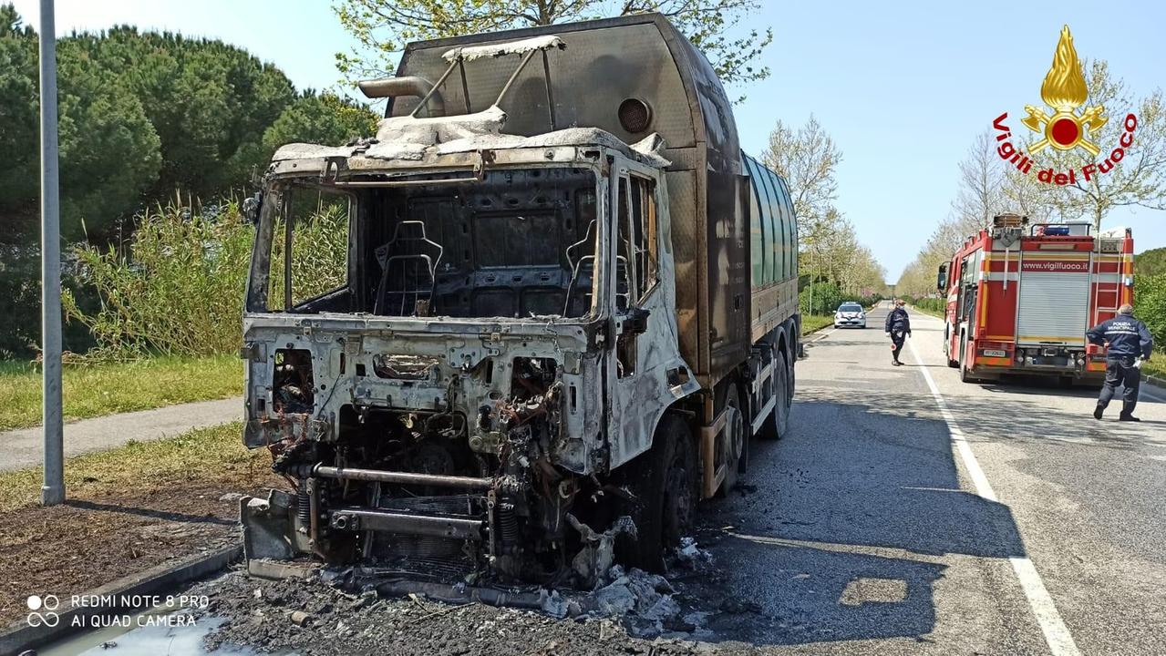 Rosignano, camion a fuoco in via Filidei