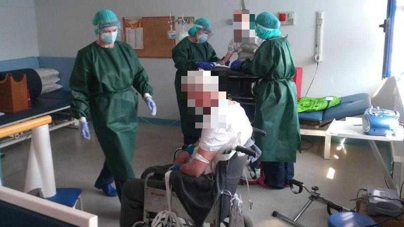 Al Versilia l’abbraccio a distanza tra i guariti e i familiari