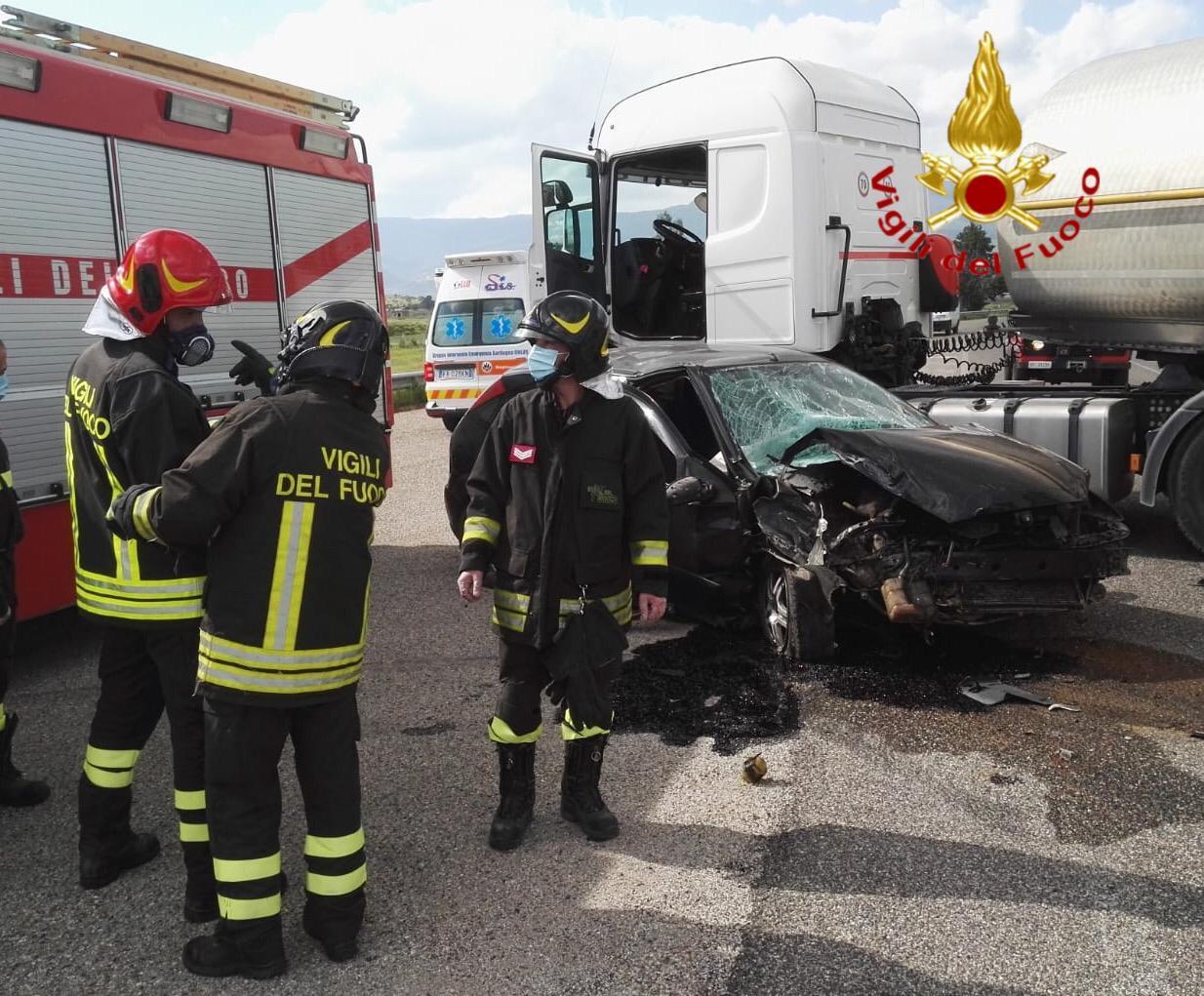Schianto tra una Ford e un autoarticolato, due nuoresi feriti a Ottana 