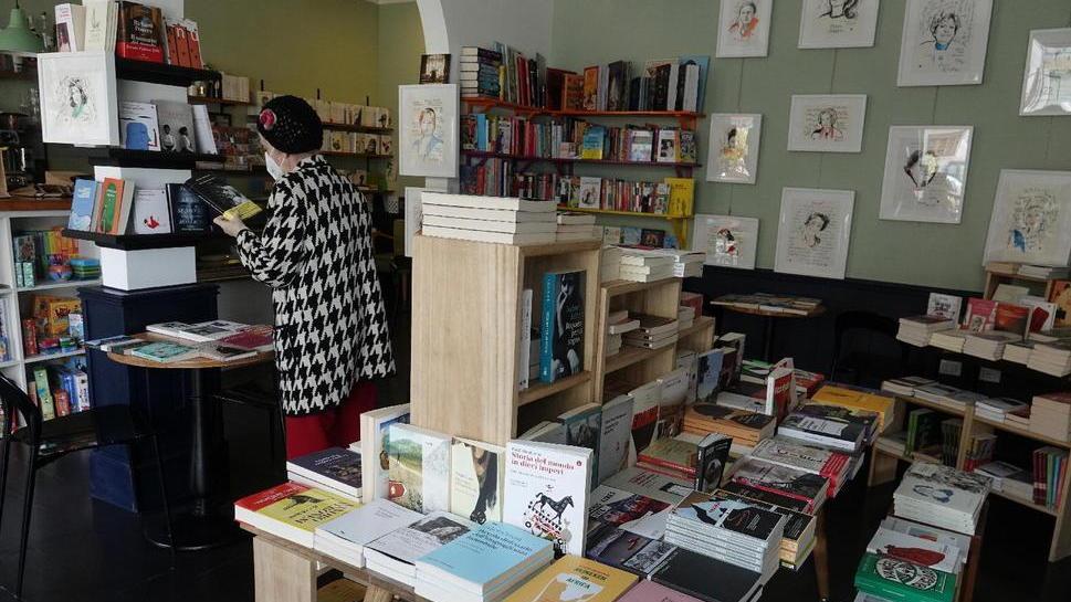 Le librerie riaprono i battenti anche in Versilia: «È un segnale di speranza»
