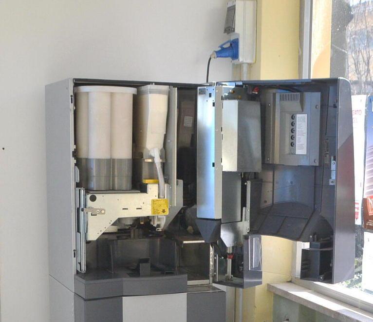 Un distributore automatico svuotato (foto d'archivio)