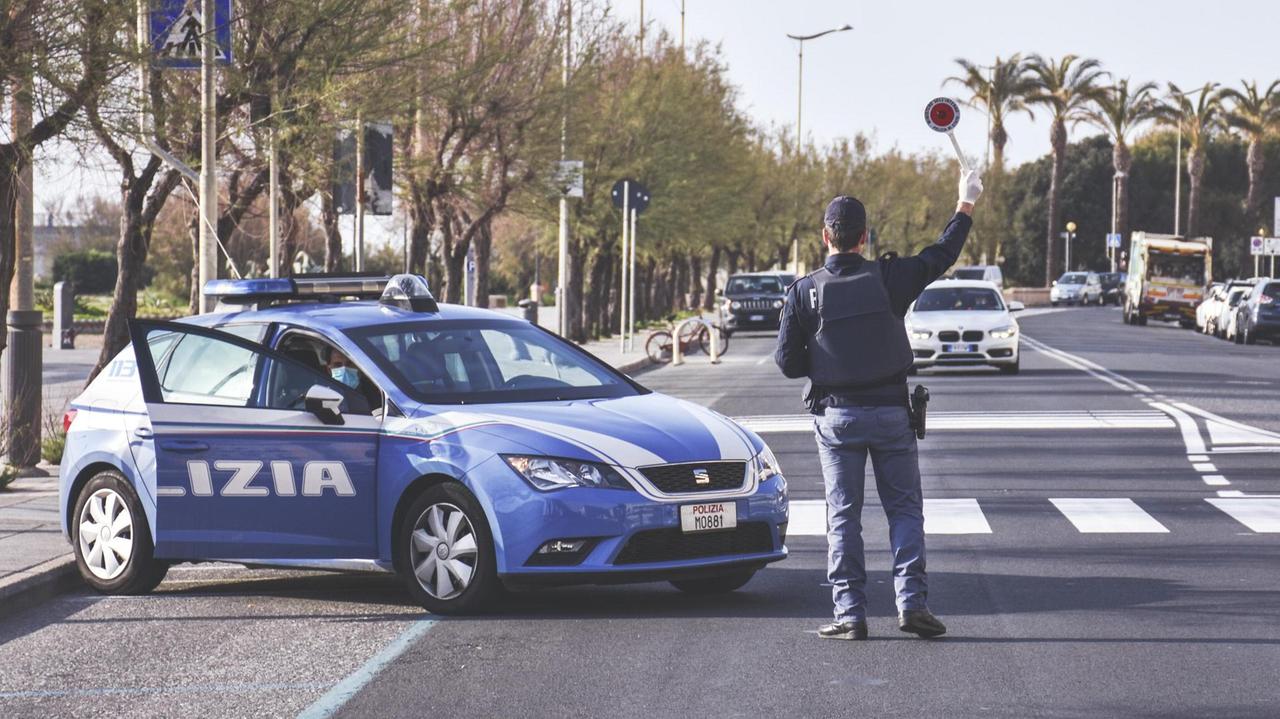Alcuni controlli della polizia di Stato a Livorno (foto Marzi)