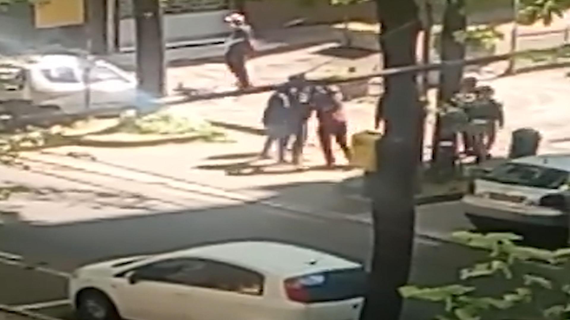 Modena. Scoppia rissa in viale Gramsci Residenti: «Stop ai capannelli»