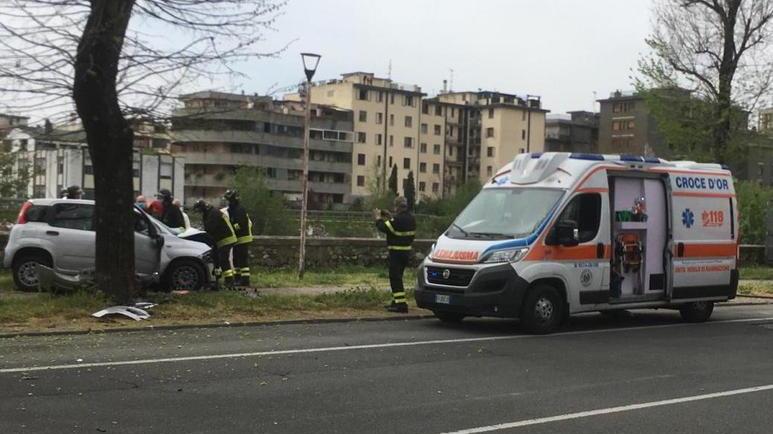 Alla guida della sua Panda è finito contro un albero
