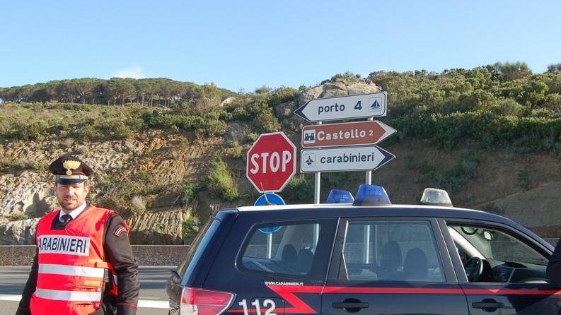 I carabinieri consegnano le uova ai bambini