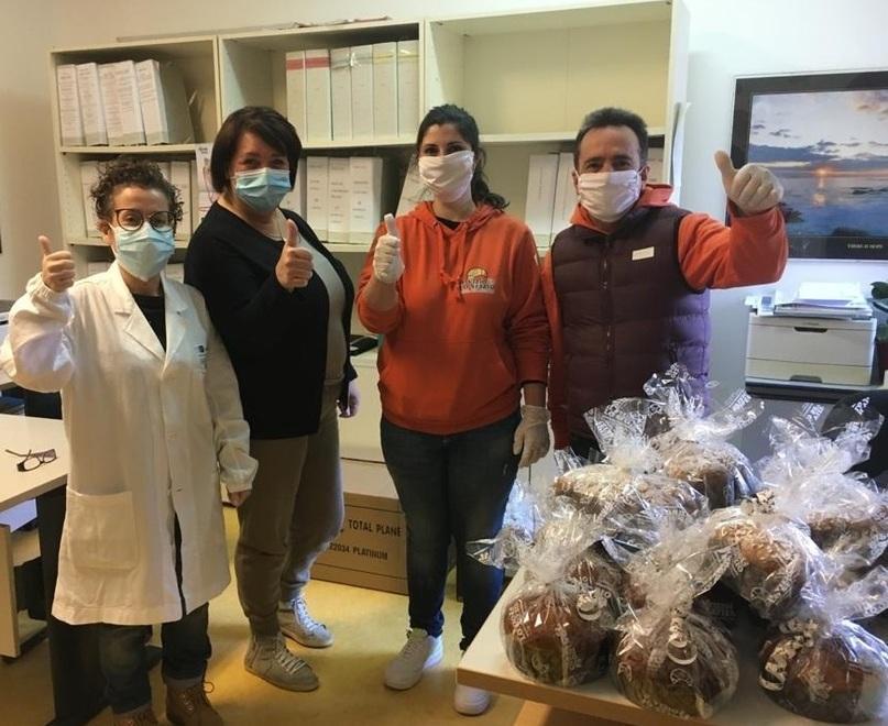 Pasticceria regala colombe e schiacce 