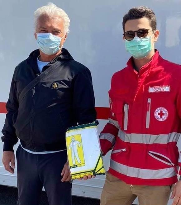 Sedici tute protettive donate alla Cri da Azzi