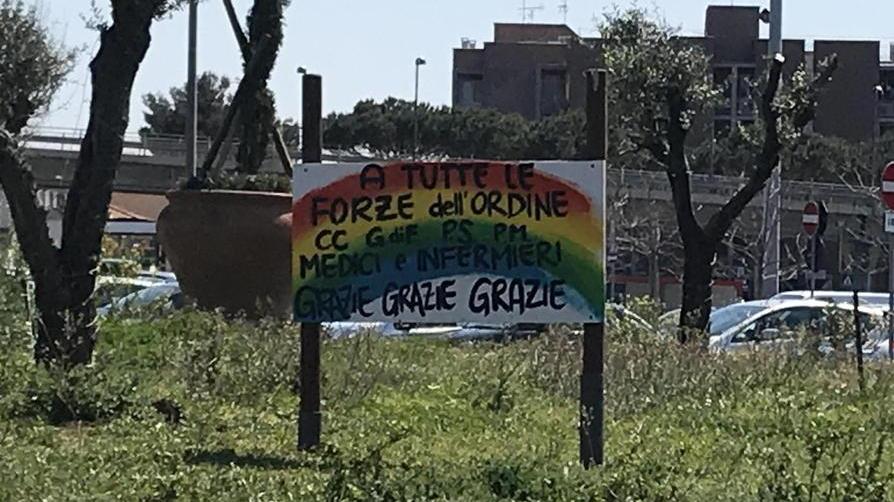 Un cartello ringrazia medici e forze dell’ordine