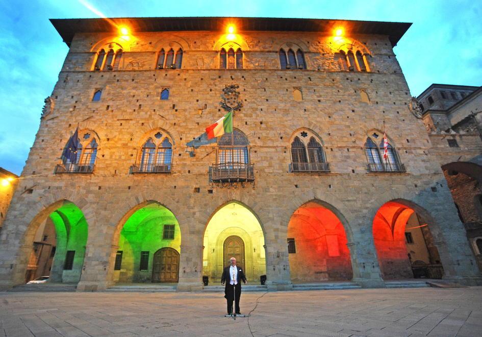 «All’alba vincerò» Nella piazza deserta il canto di speranza di Luca Pacini 