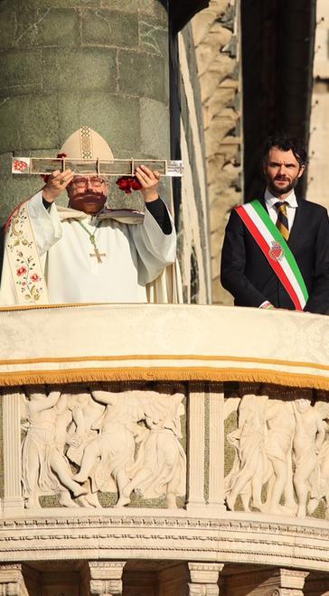 Piazza e cattedrale vuote, all’ostensione assiste un muratore disoccupato 