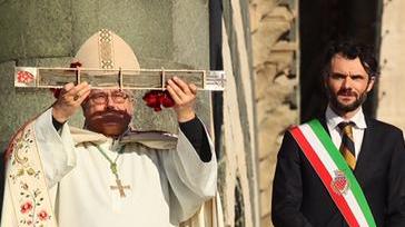 Piazza e cattedrale vuote, all’ostensione assiste un muratore disoccupato
