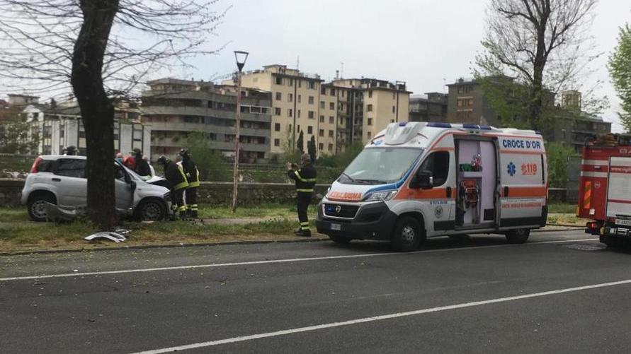 Muore nell’auto finita contro un albero Venti anni fa aveva sterminato la famiglia