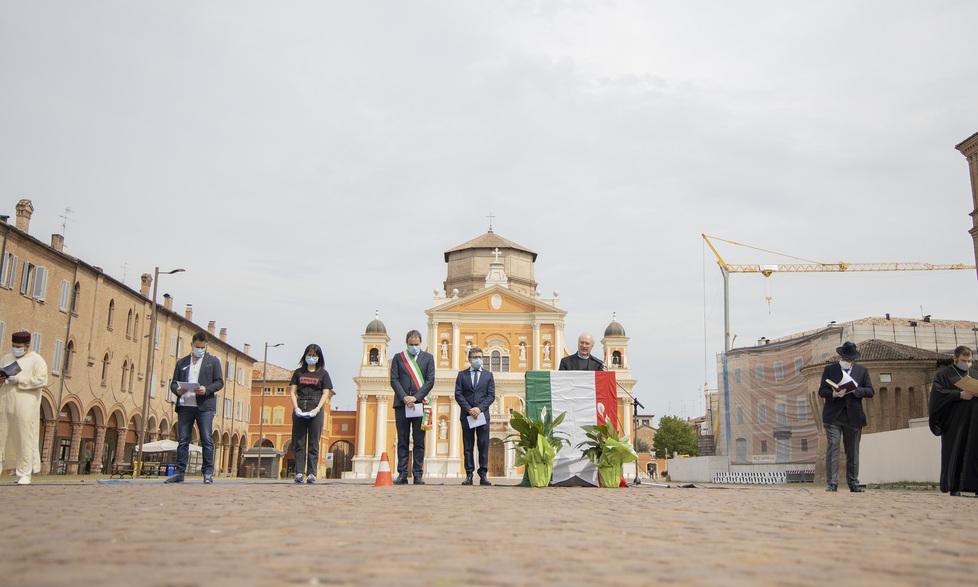 Sette confessioni religiose unite in piazza «Preghiamo insieme contro la pandemia» 