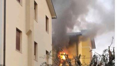 Cade candela Un alloggio va a fuoco