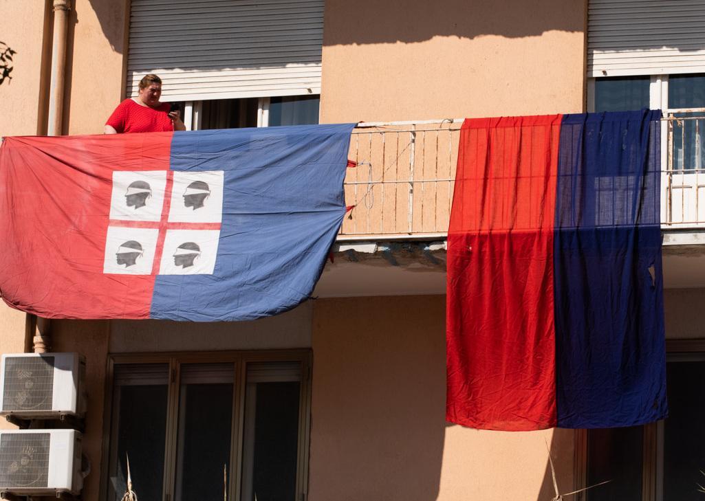Balconi e finestre si sono colorati di rossoblù