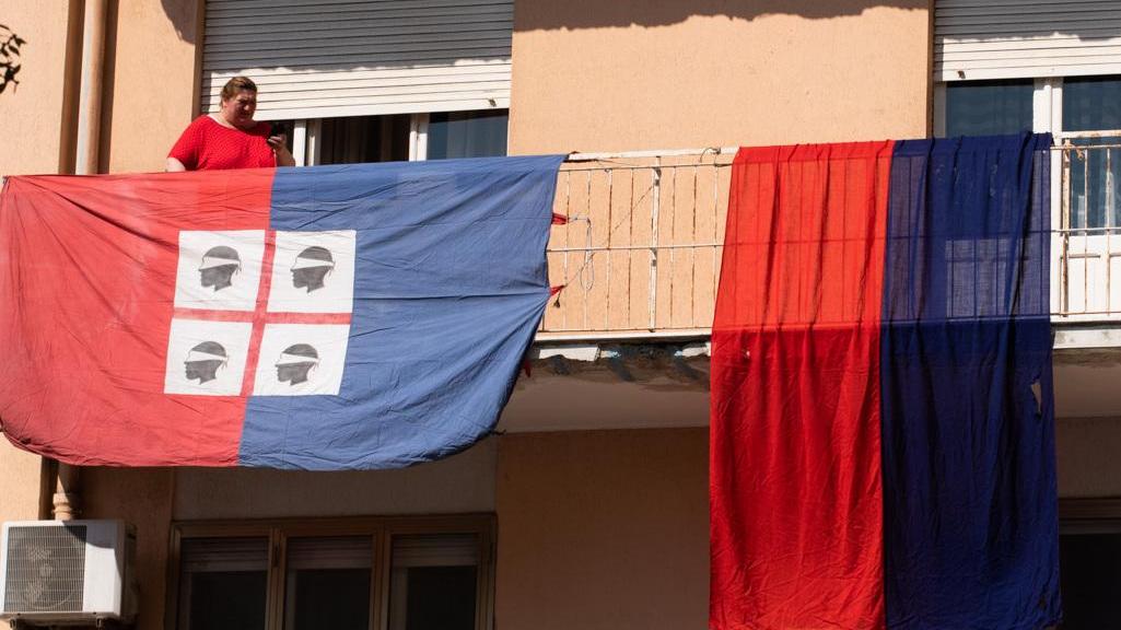 Balconi e finestre si sono colorati di rossoblù