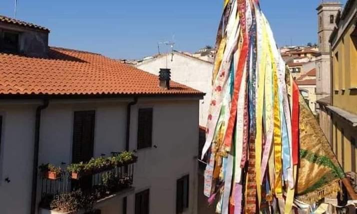 Nelle finestre le bandiere votive