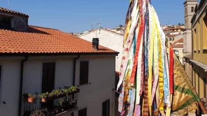 Nelle finestre le bandiere votive