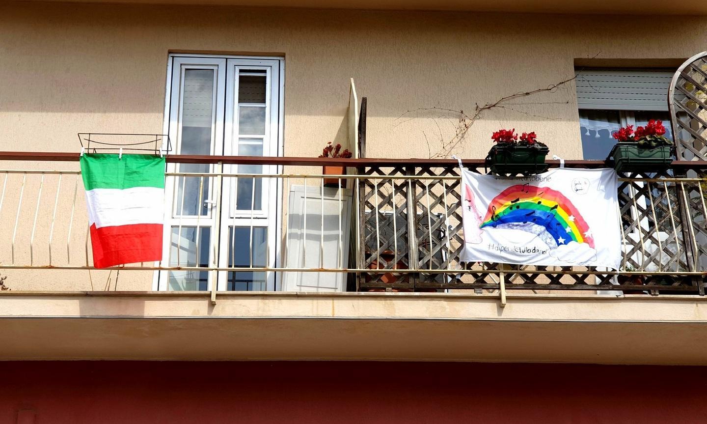 I messaggi di speranza dai balconi