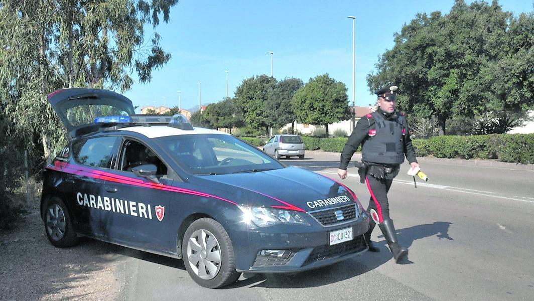 Coronavirus in Sardegna, la moglie nel bagagliaio e il tour col carro funebre