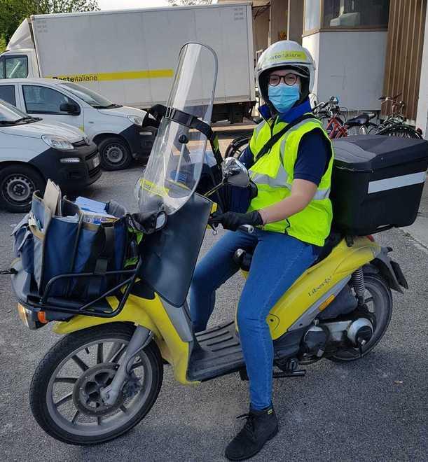 Di porta in porta ai tempi del virus. La postina Giulia: i sorrisi ripagano 