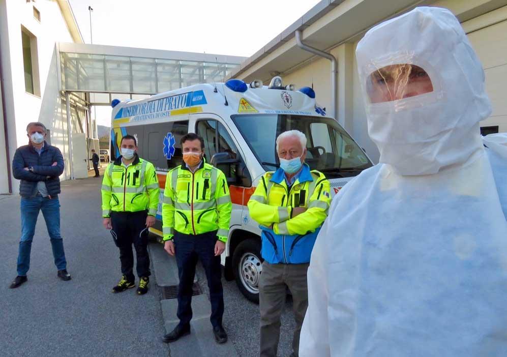 Una squadra della Misericordia impegata per i tamponi a casa