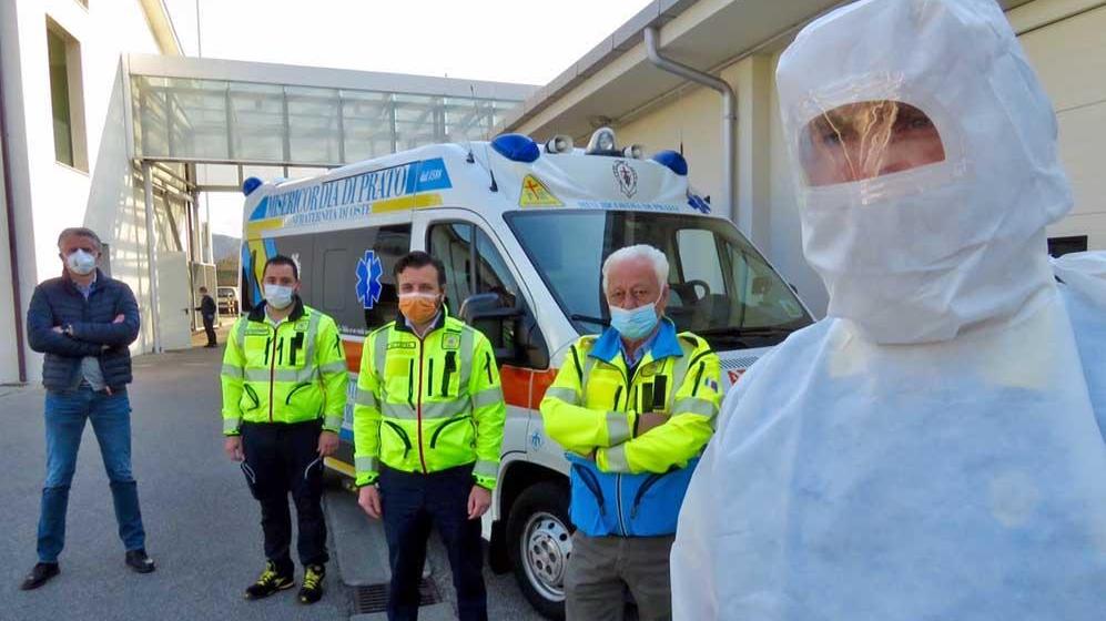 Una squadra della Misericordia impegata per i tamponi a casa