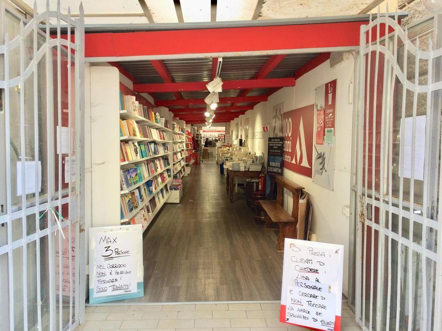 L’ingresso della libreria Mondadori in corso Matteotti, a Cecina