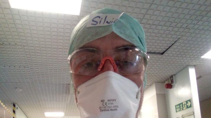 SilvioPagliuchi,infermiereprofessionalediGrossetochedatempolavorainInghilterra dove vive con la compagna e le due figlie vestito con i dispositivi anti Covid-19