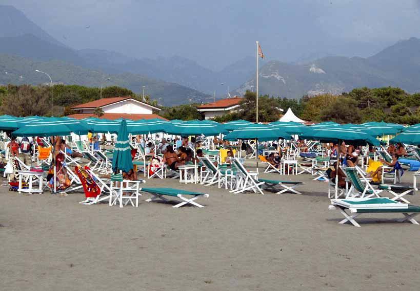 Spiagge, il sindaco di Montignoso: "Autorizzo io i lavori di sistemazione"