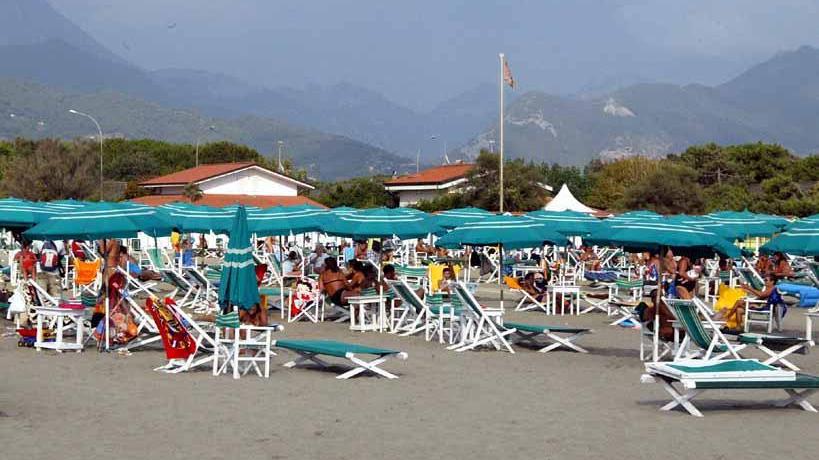 Spiagge, il sindaco di Montignoso: "Autorizzo io i lavori di sistemazione"