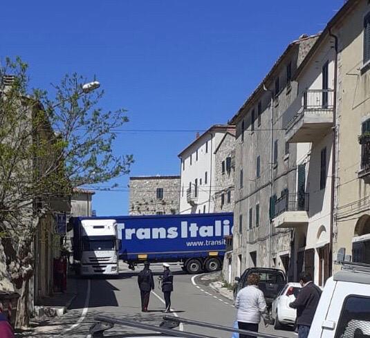 Tir incastrato nel borgo