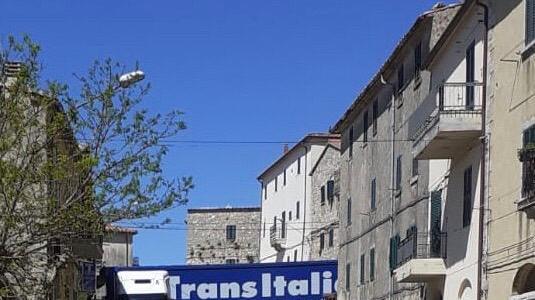 Tir incastrato nel borgo