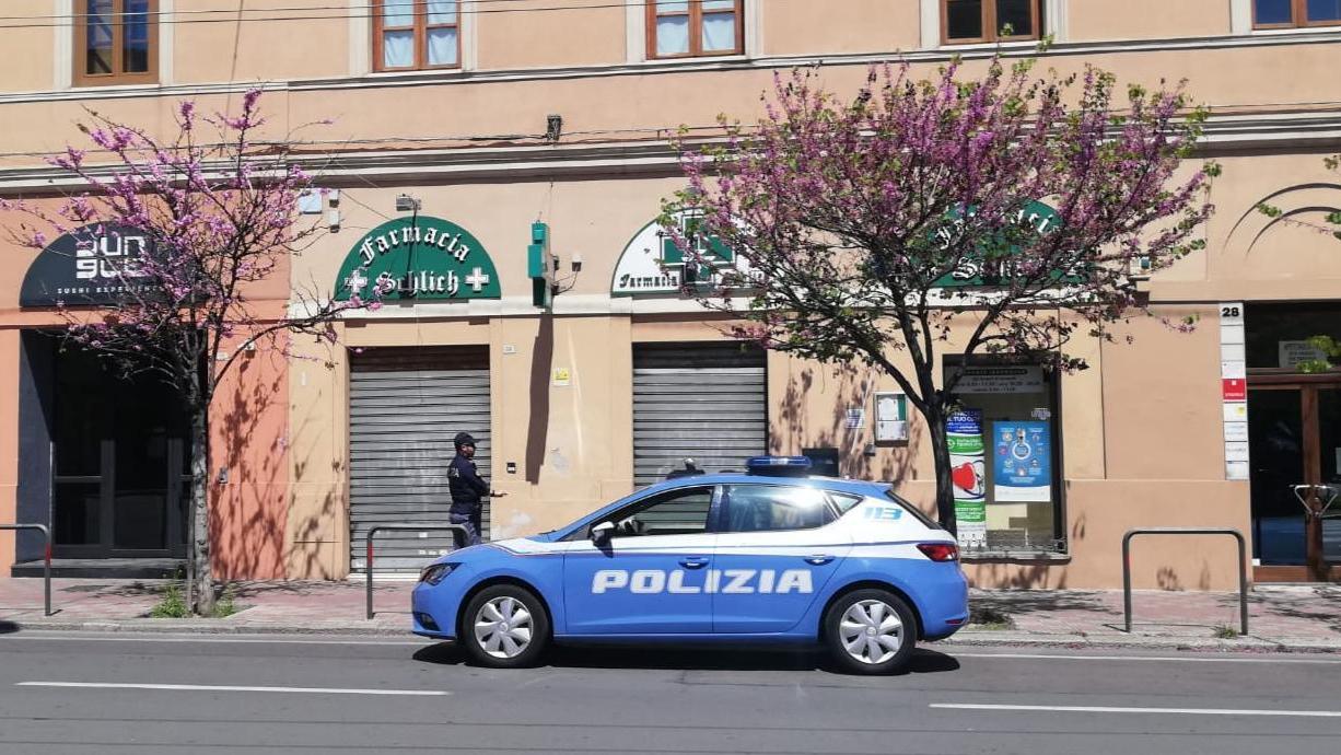 Cagliari, tenta di rapinare una farmacia ma viene inseguito con uno sgabello: arrestato