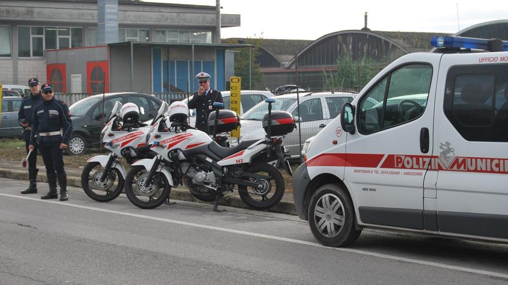 Un posto di blocco della polizia municipale di Montemurlo