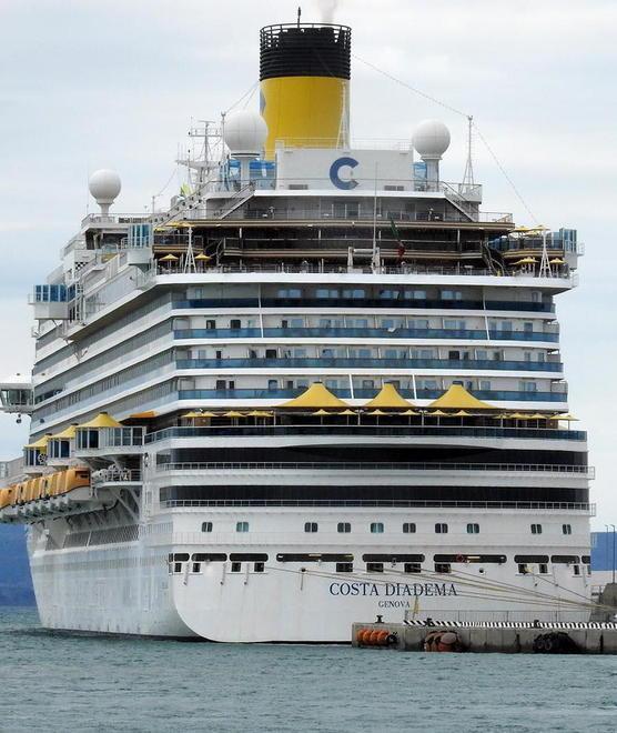 La nave da crociera Costa Diadema in porto a Piombino