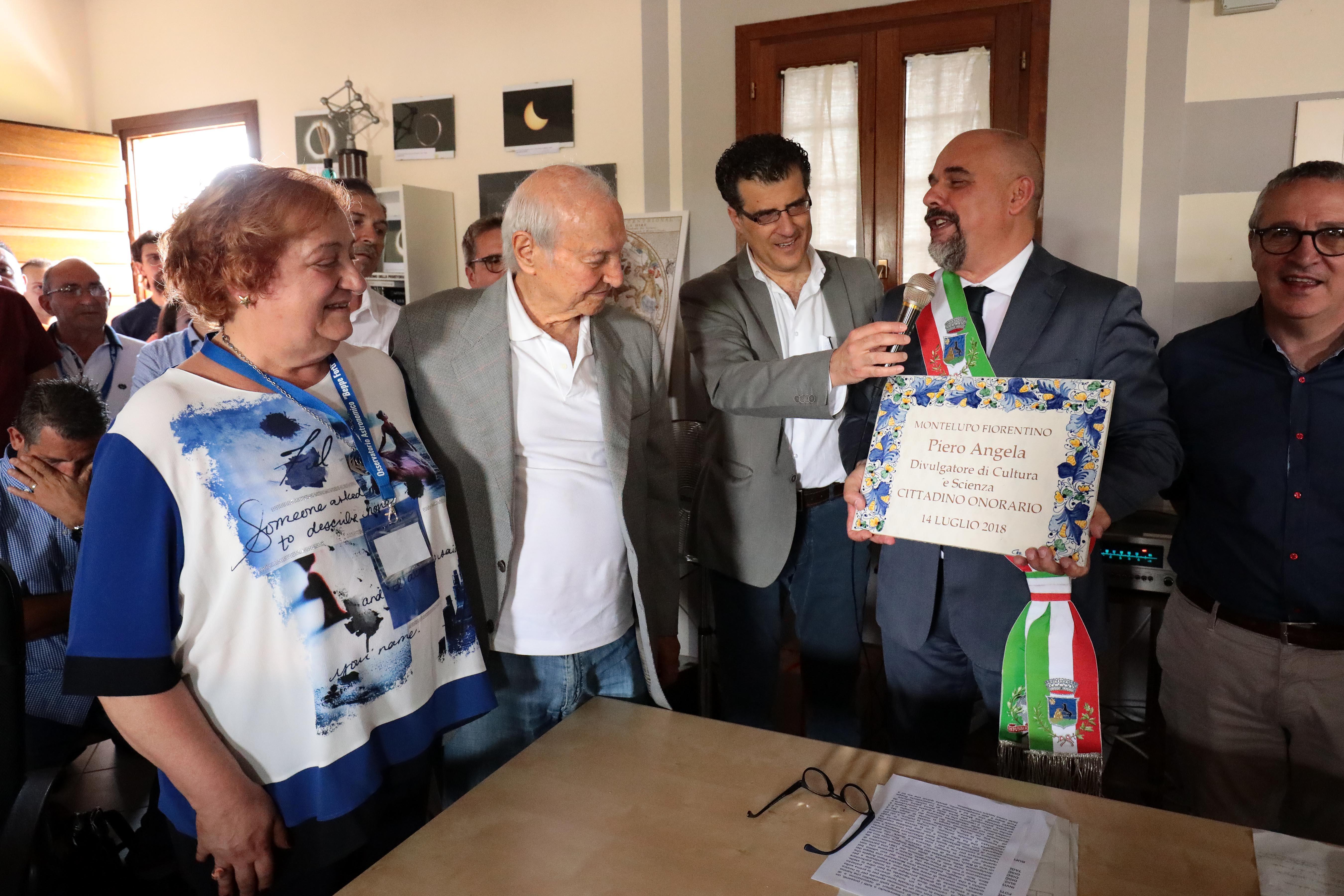 Piero Angela riceve l’attestato di cittadino onorario di Montelupo Fiorentino dalle mani del sindaco Paolo Masetti (foto agenzia Carlo Sestini)
