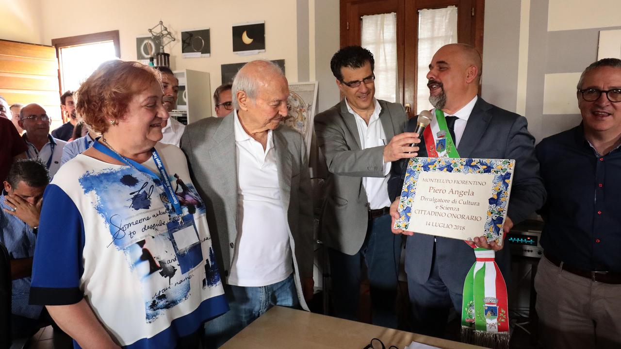 Piero Angela riceve l’attestato di cittadino onorario di Montelupo Fiorentino dalle mani del sindaco Paolo Masetti (foto agenzia Carlo Sestini)