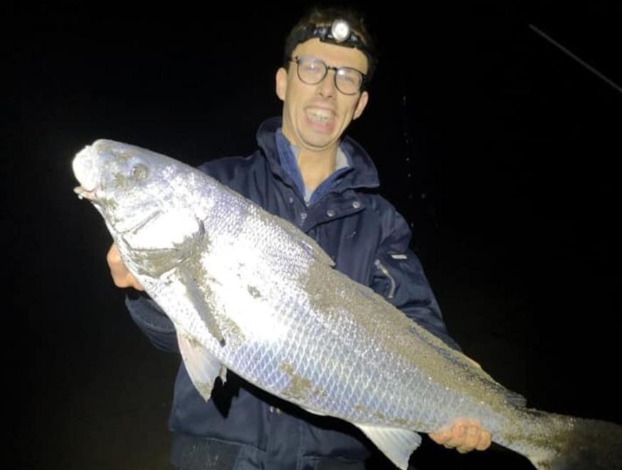 Il Mosca fotografato con una enorme ombrina poi rilasciata