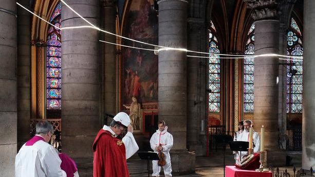 Anche Notre Dame sarà vittima del virus Ristrutturazione solo all’interno e addio guglia
