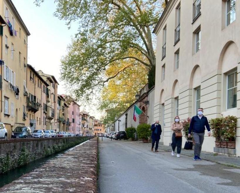Mascherina obbligatoria a Lucca e Piana Per i trasgressori multa da 400 euro 